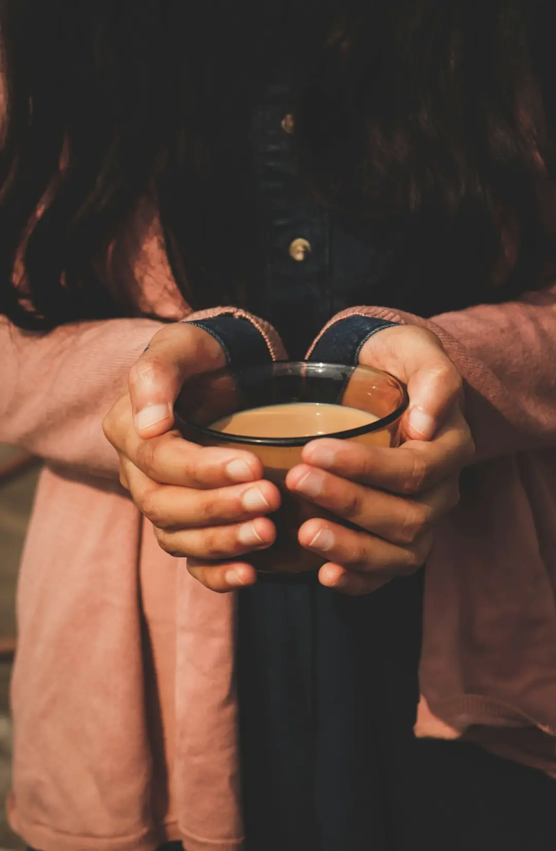 O ritual do chá da tarde e a pele: o cuidado que começa na mesa
