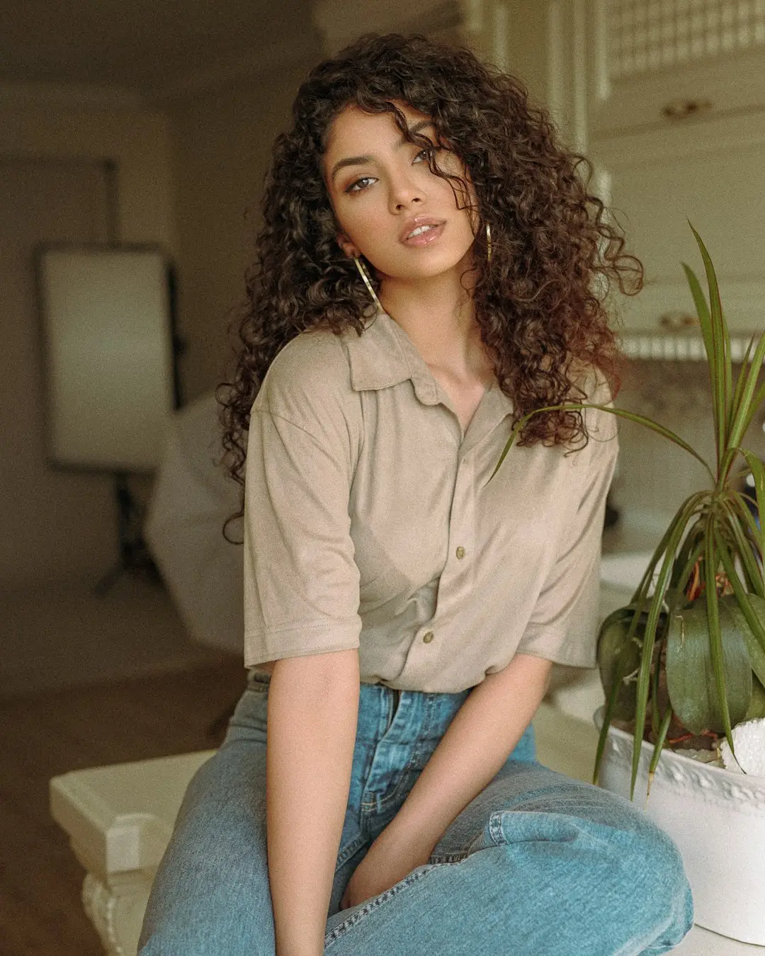 Cabelo cacheado: cuidados básicos para definir os cachos