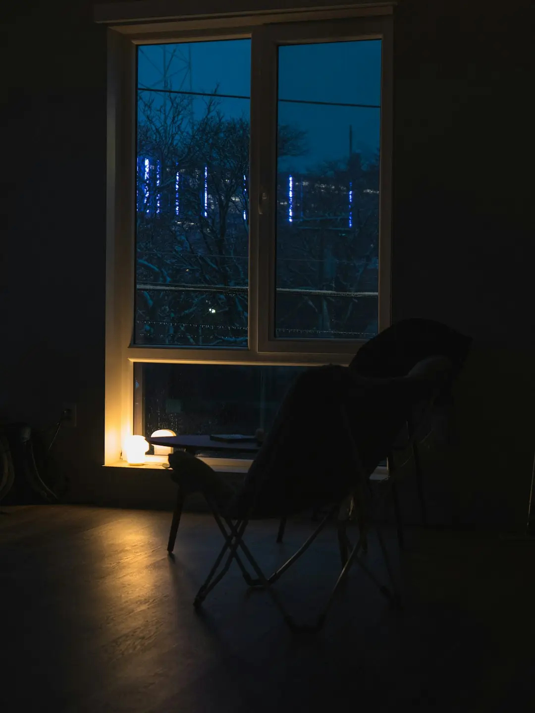 A luz de neon do fim de tarde e o ritual de pele à noite