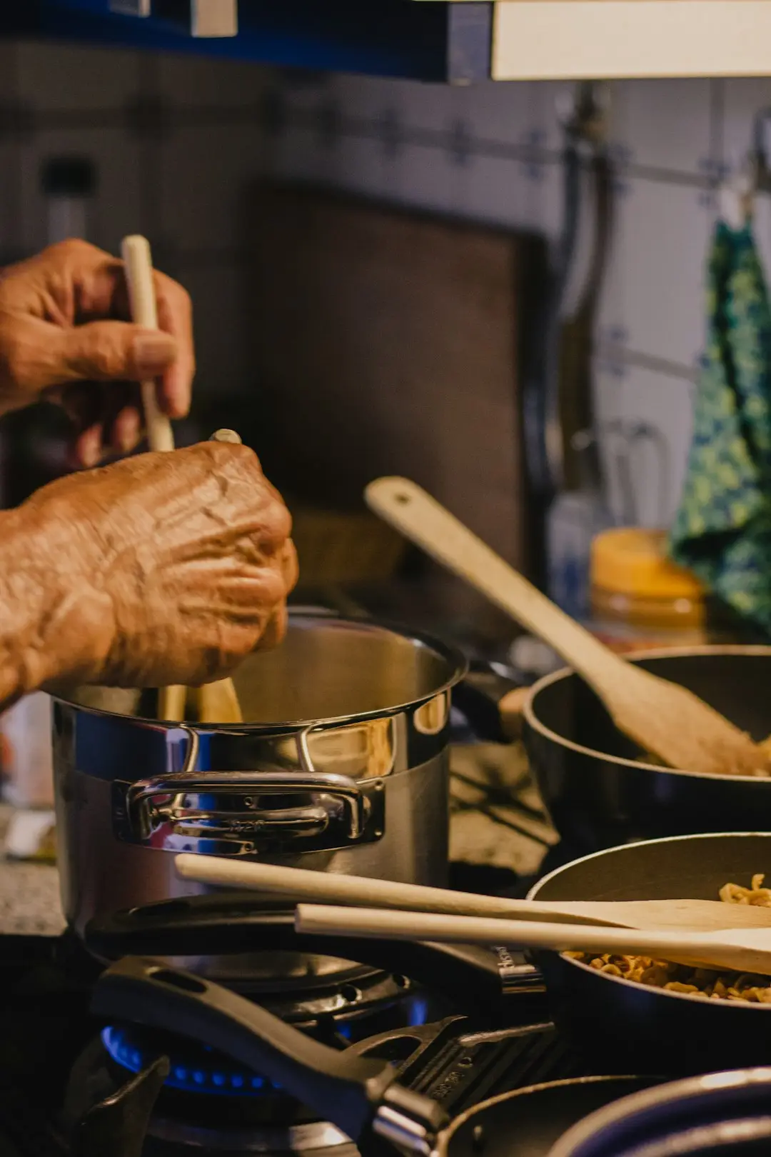 Cuidar tem cheiro de cozinha de domingo: o gesto repetido