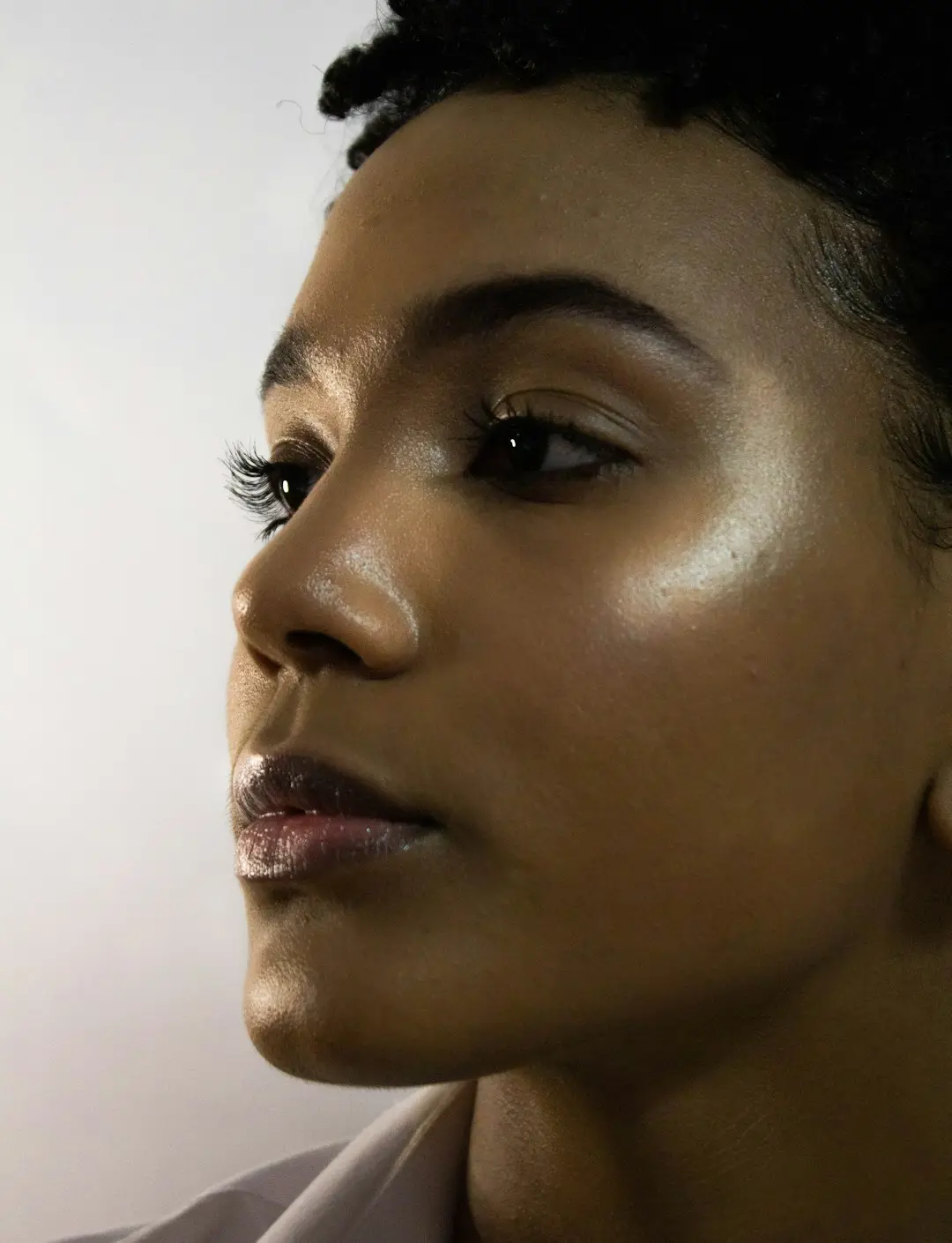 Iluminador na pele negra: o dourado certo
