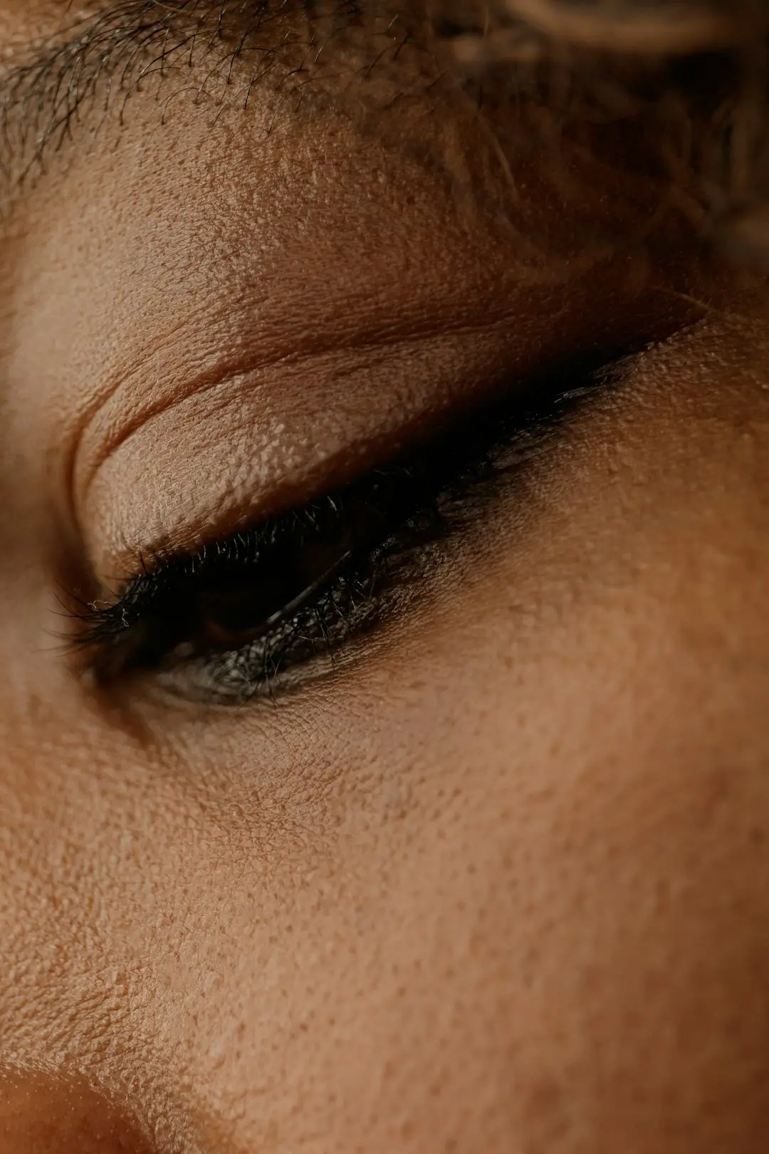 Olhos caídos: o traço que levanta o olhar