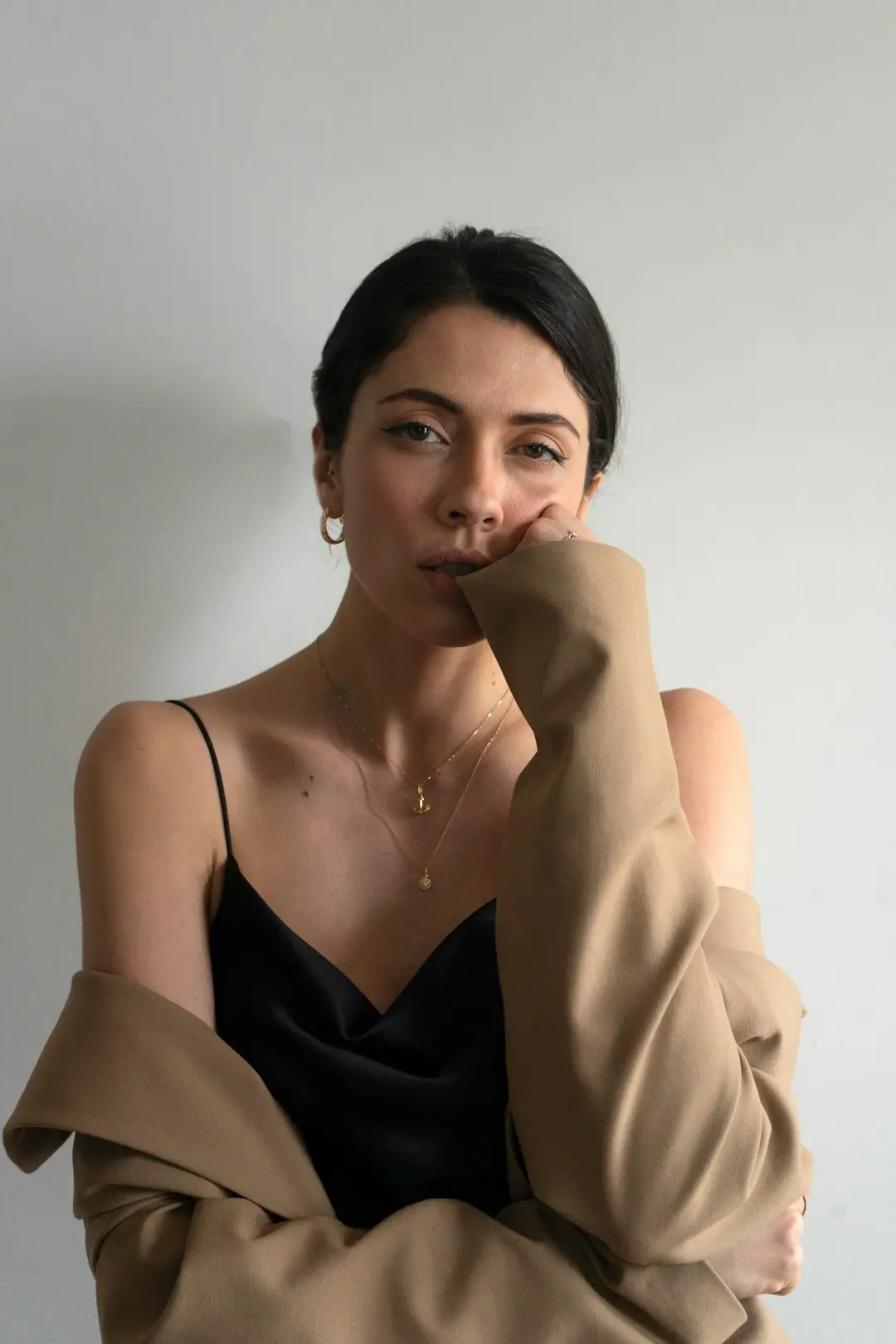 Look monocromático: vestir um tom só para começar o dia em silêncio