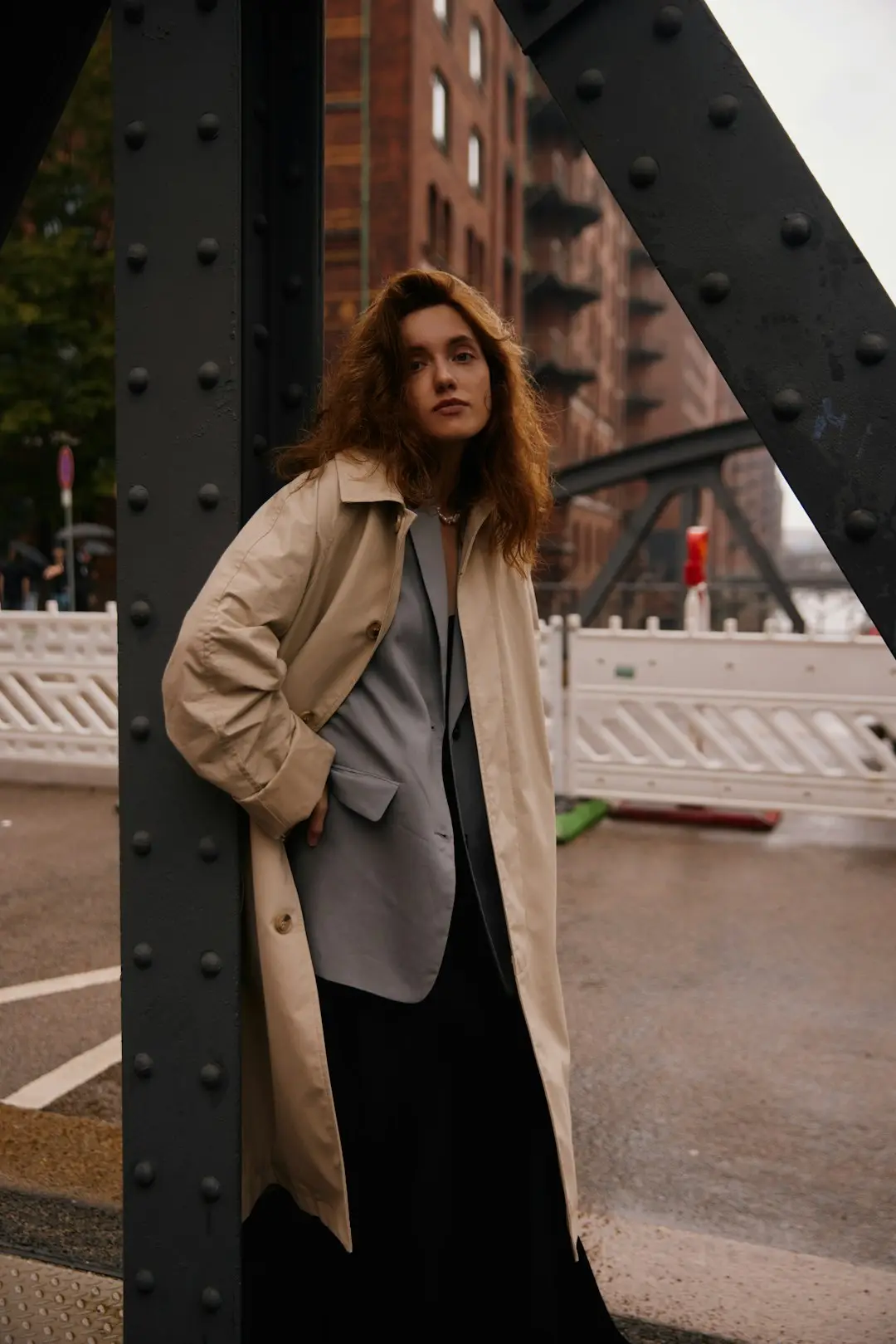 O sobretudo: a peça que organiza o look de frio