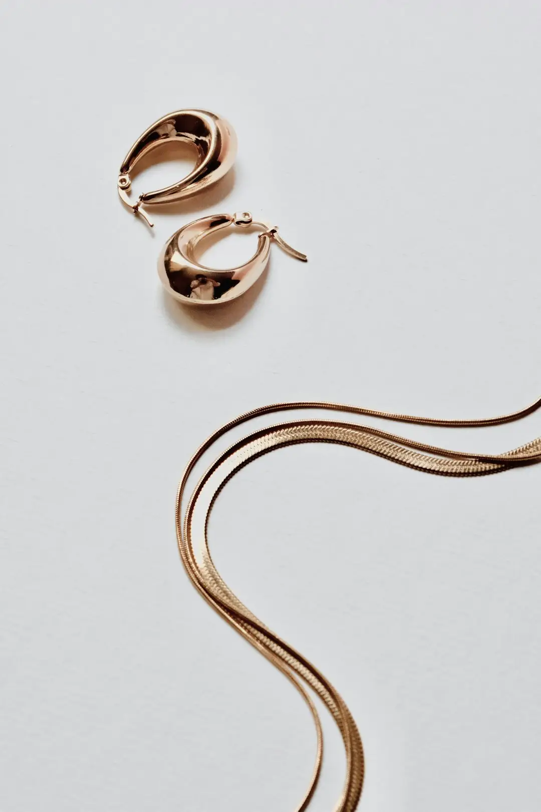 Um acessório dourado: o detalhe discreto que acende o neutro