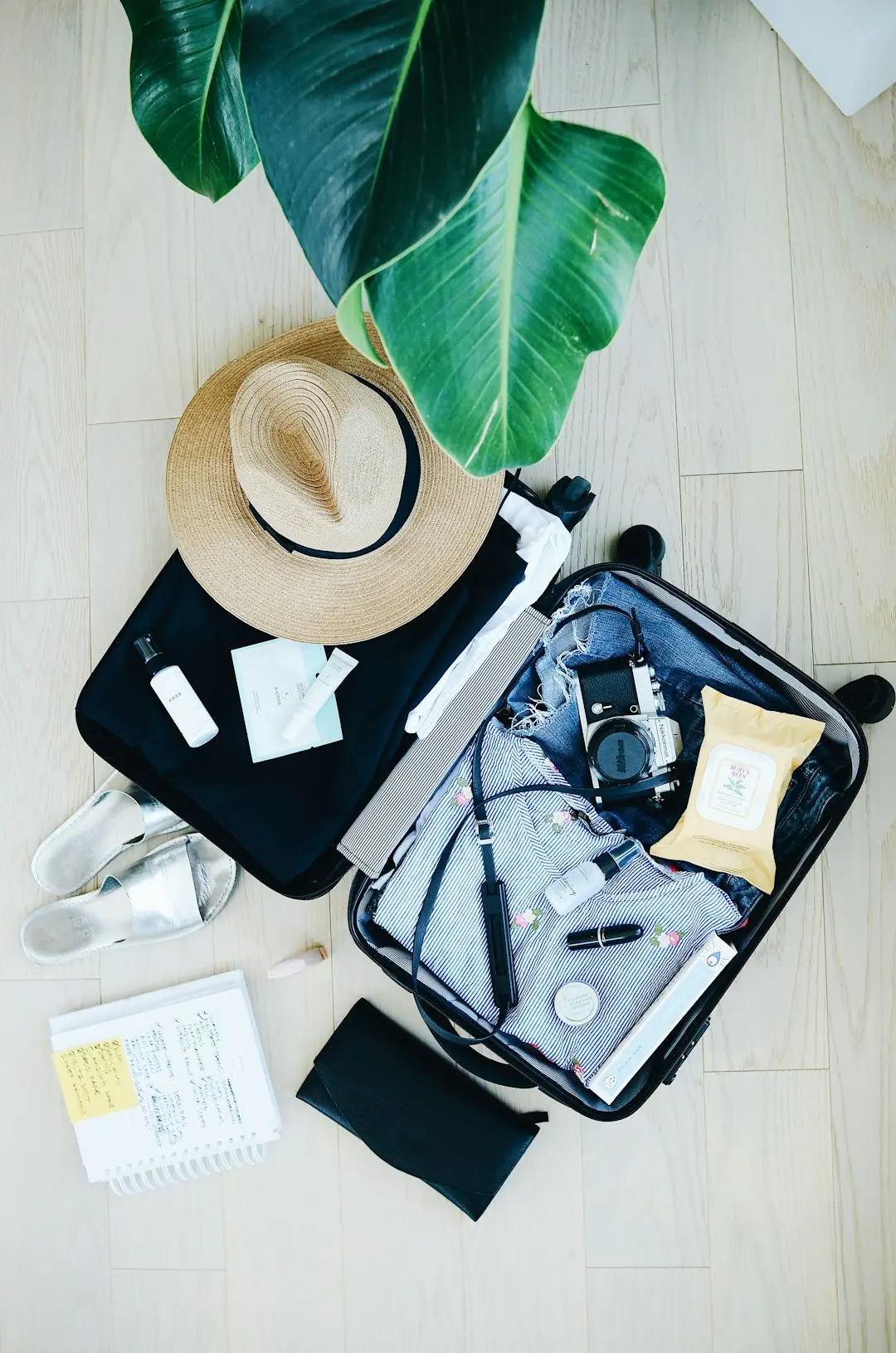 Viajar com um perfume só: como montar uma rotina de beleza leve
